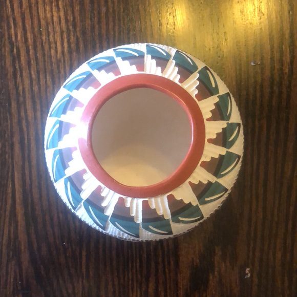 Pretty Native American Pottery Piece Signed - Picture 2 of 8